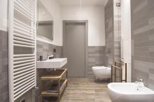 a bathroom with a sink and a toilet at Locanda Il Carugio in Corniglia
