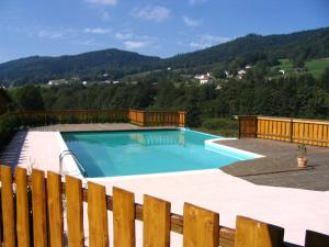 Foto dalla galleria di Wooden chalet in Vosges by a pond a Zhezdi