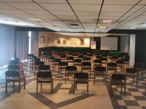 una grande camera con un gruppo di sedie di Hotel Verri a Misano di Gera dʼAdda