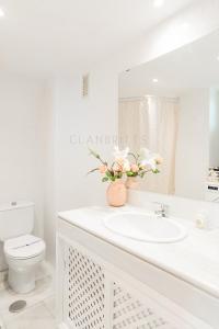 biała łazienka z umywalką i toaletą w obiekcie Apartamento Marina Loft w mieście Benalmádena