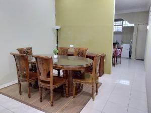 Fotografie z fotogalerie ubytování Kayu Merbau Homestay v destinaci Seri Iskandar