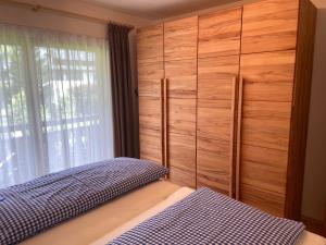 1 Schlafzimmer mit 2 Betten und einem großen Fenster in der Unterkunft Ferienwohnung Müller in Oberstdorf