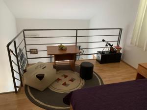 une chambre avec un lit, un bureau et une table dans l'établissement Apartments MAT, à Novalja 28 autres photos