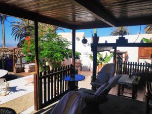 un patio con sillas y una mesa en un porche en Finca Lucía - La Lava, en Mácher