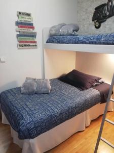 Łóżko lub łóżka w pokoju w obiekcie La casa del gatico