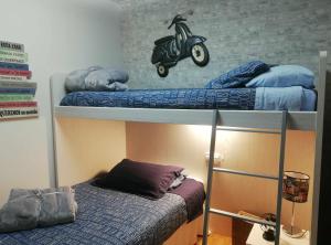 dwa łóżka piętrowe z motocyklem na górze w obiekcie La casa del gatico w mieście Lumbier