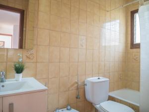 a bathroom with a toilet and a sink at Casas Pareadas Romana in Alcossebre