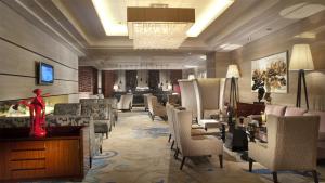 een hotellobby met stoelen en een wachtkamer bij Crowne Plaza Xi'an, an IHG Hotel in Xi'an