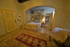 Postel nebo postele na pokoji v ubytování Caftan Cave Suites