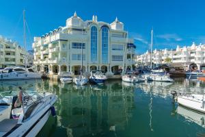 duży budynek z łodziami zacumowanych w przystani w obiekcie Apartamento Marina Loft w mieście Benalmádena