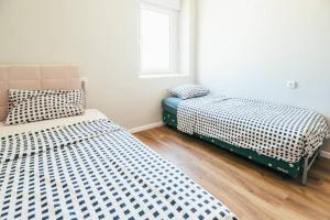 米茨佩·拉蒙的住宿－Desert Zen，一间卧室设有两张床和窗户。