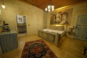 Postel nebo postele na pokoji v ubytování Caftan Cave Suites
