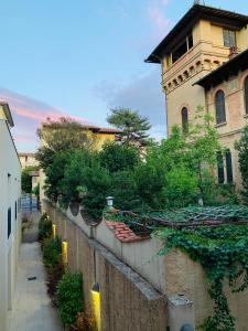 een muur met planten naast een gebouw bij Celeste's House in Florence
