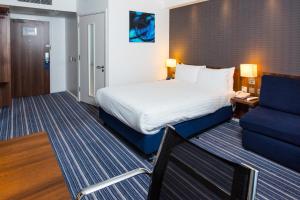 a hotel room with a bed and a couch at Holiday Inn Express Tamworth by IHG in Tamworth +47 photos