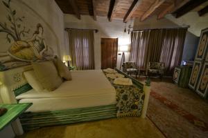 Postel nebo postele na pokoji v ubytování Caftan Cave Suites