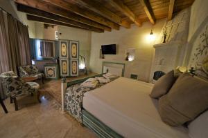 Postel nebo postele na pokoji v ubytování Caftan Cave Suites