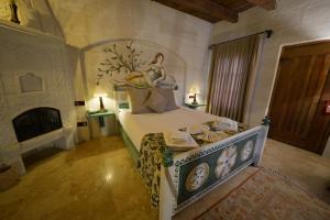 Postel nebo postele na pokoji v ubytování Caftan Cave Suites
