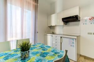 Кухня або міні-кухня у Battigia Rimini - Appartamenti Vacanze