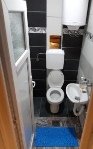 Vonios kambarys apgyvendinimo įstaigoje Kod Gruja
