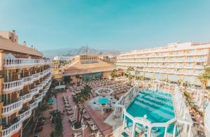 una vista aérea de un hotel con piscina y edificios en Hotel Cleopatra Palace en Playa de las Americas