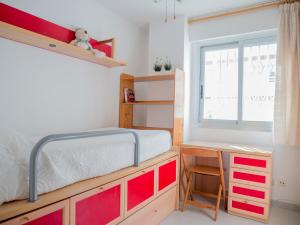 Łóżko lub łóżka w pokoju w obiekcie Apartamentos Irta Playa