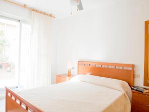 Łóżko lub łóżka w pokoju w obiekcie Apartamentos Irta Playa