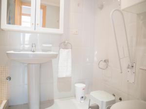 Łazienka w obiekcie Apartamentos Irta Playa