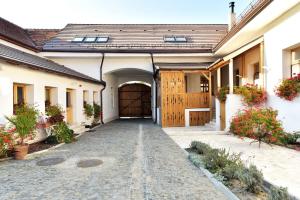 克里斯蒂安Casa Piedra的一座带大木门和车道的建筑