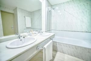 Koupelna v ubytování Hotel Beatriz Playa & Spa
