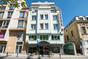 um edifício branco na esquina de uma rua em Noviz Hotel em Plovdiv