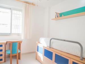 Łóżko lub łóżka w pokoju w obiekcie Apartamentos Irta Playa