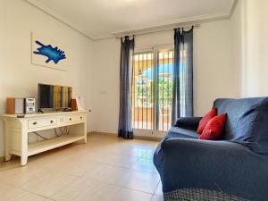 マール・デ・クリスタルにあるRibera Beach 3 - 0306のリビングルーム(青いソファ、テレビ付)