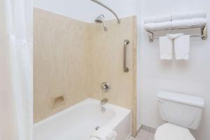 Un baño de Wyndham Garden San Diego