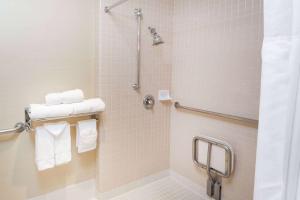 Un baño de Wyndham Garden San Diego