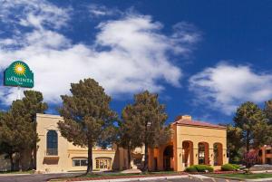 ラスクルーセスにあるLa Quinta Inn by Wyndham Las Cruces Mesilla Valleyの前に看板がある建物