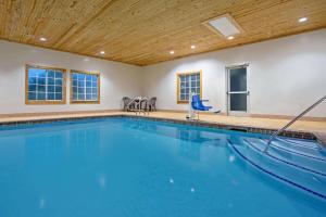 a swimming pool with a wooden ceiling at La Quinta by Wyndham Fairfield TX in Fairfield