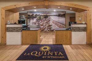 een lobby met een bord waarop 'la ouirida' staat bij La Quinta by Wyndham Idaho Falls/Ammon in Idaho Falls