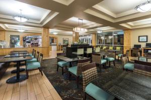 a restaurant with tables and chairs in a room at La Quinta by Wyndham Idaho Falls/Ammon in Idaho Falls