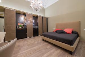 - une chambre avec un lit et un lustre dans l'établissement Salvago 12, à Gênes
