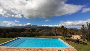 una piscina con vista sulle montagne di Barton Luxury Villas a Botrivier