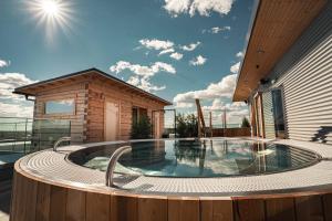 una bañera de hidromasaje en el medio de una casa en VALO Hotel & Work Helsinki en Helsinki