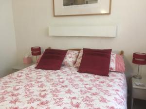 A bed or beds in a room at Lewinsdale Lodge 