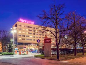 um hotel com um letreiro de néon em cima em Hotel Mercure Toruń Centrum em Toruń