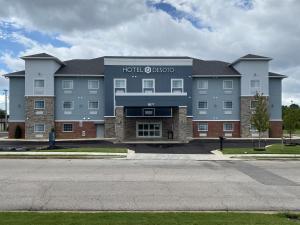 a building with a hotel ofoscopus on the front at Hotel DeSoto in Olive Branch