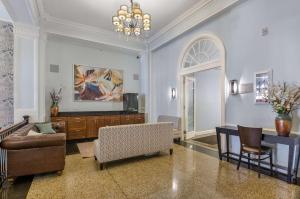 uma sala de estar com um sofá e uma mesa em The Gin Hotel, Ascend Hotel Collection em Lexington