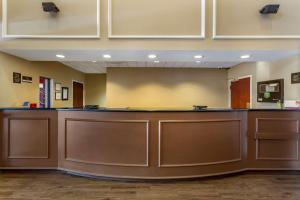 a large waiting room with a large brown counter at Comfort Suites Southaven I-55 in Southaven