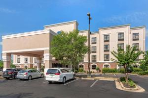 an office building with cars parked in a parking lot at Comfort Suites Southaven - Memphis South in Southaven