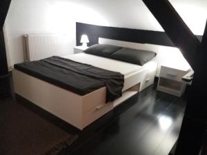 Rúm í herbergi á Bianco nero appartamento