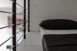 Rúm í herbergi á Bianco nero appartamento