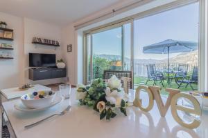 een eetkamer met een tafel met een bordje waarop 'liefde' staat bij La Dolce Vista in Perledo